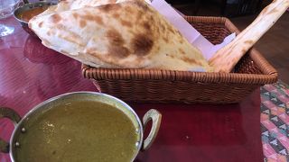 ほんのり甘いナンがカレーを引き立てる