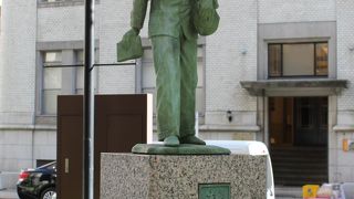 新聞少年が配達している姿