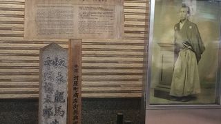 回転寿司屋さんの前