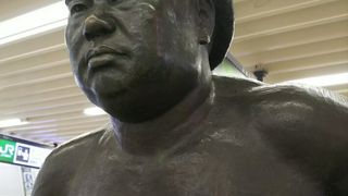 元横綱「栃錦」の銅像