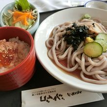 冷やし弥生うどんセット。ミニ鮭いくら丼付き。