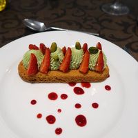 苺のタルトレットピスタチオクリーム