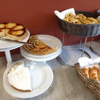 りんごタルトやレモンタルトなどのスイーツも。