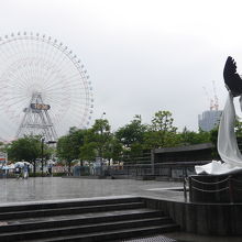 コスモクロックを正面に見ることができます