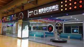 ターミナル２　ゲート毎にあるラウンジエリアに長椅子がいっぱい