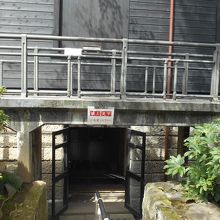 地下の勝手口からの見学入場。邸内は撮影禁止。