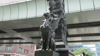 今にも翼を広げ青空に飛び立ちそうで見ごたえあります