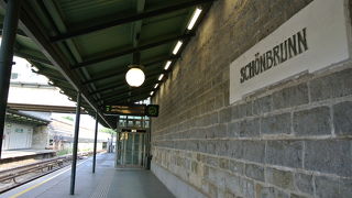 宮殿までは駅を出て10分ほど