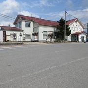 新潟県との県境近くにある小国町の駅