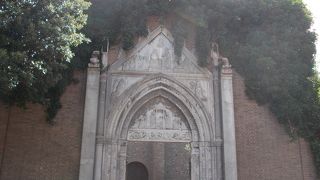 鉄道駅近くにあります。