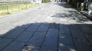 本堂に続く石畳