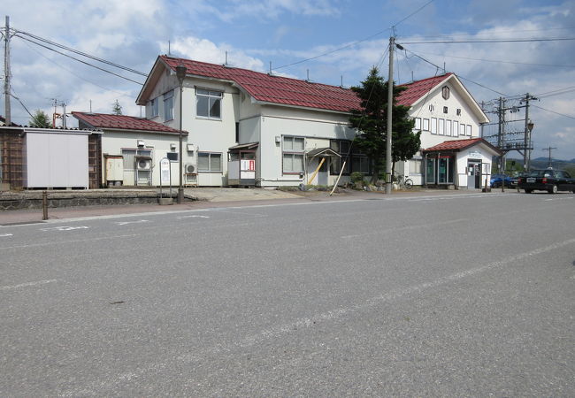 新潟県との県境近くにある小国町の駅