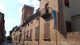 町の東にあります。