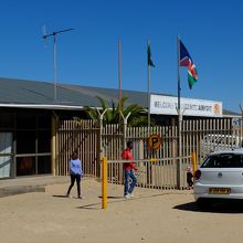 リューデリッツ空港ターミナルの正面。