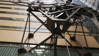 ロビー階の時計のモニュメントがステキ