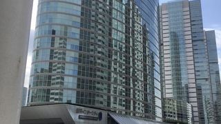 品川駅港南口にある複合ビル