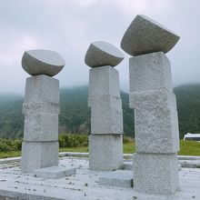 海側からみたモニュメント、流政之さん作品