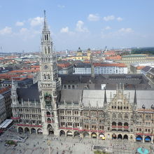 ペータース教会の塔の上から見た新市庁舎。