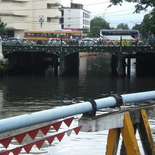 バンランプー運河の東側です。運河にかかっている橋と交通状況