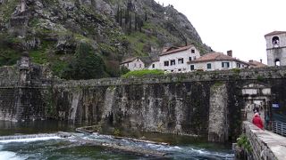 北門に架かる橋からは綺麗な川と城壁がへばりつく絶壁の山