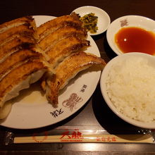 餃子とライス小(1,200円)です。