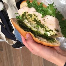 チキンサラダのコッペパン