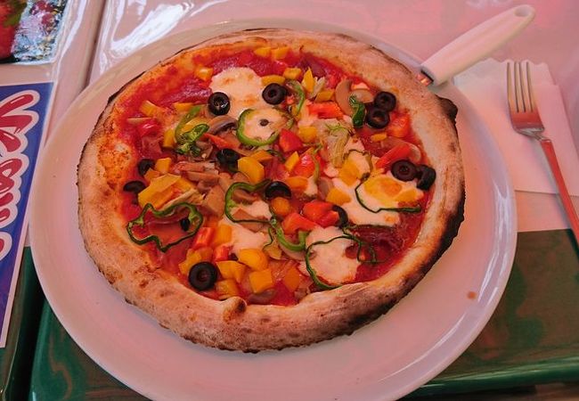 石窯で焼くピザ