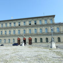 マックス・ヨーゼフ広場に面する、レジデンツの正面入り口