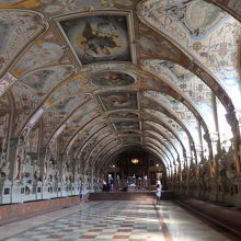 細長い丸天井の大ホール「アンティクバリウム」