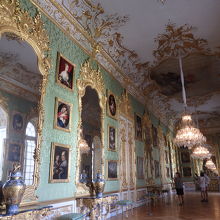 グリーンギャラリー。壁には鏡と絵画がたくさん！