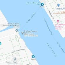 東側のターティアン船着場から、西側のワットアルンの間を航行