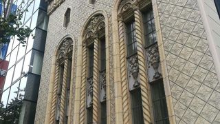 うまく昔の壁面が埋め込まれています