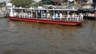 チャオプラヤー川には、ワットアルンの他にも、渡し船がいろいろあります。いずれも庶民の足として重要です。