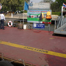 ワットアルンへの渡し船の他に、エクスプレスボートも使います。