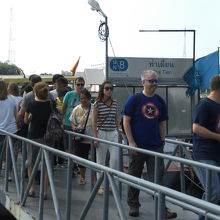 乗船者は、バンコクの市民ばかりではなく、観光客も多いです。