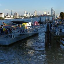 ワットアルン側の船着き場です。船着き場は、３ｹ所あります。