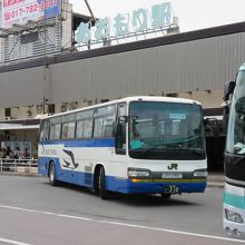 手前は十和田湖行きバス