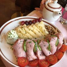 朝食は大皿に乗せられて供せられます