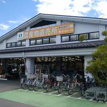 大駐車場が裏側にあります