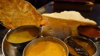 常に行列の出来る大人気ランチ