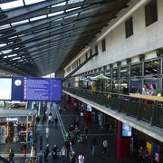 すっごい大きな、近代的な駅