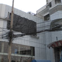 ドルフィンサークルの東側で実施中の工事です。東側の建物です。