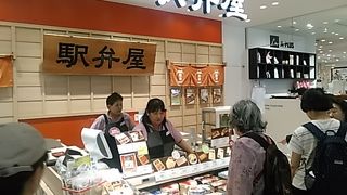 (駅弁屋)幕の内弁当のようなおたのしみ弁当880円もありました。