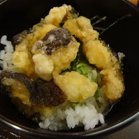 朝食　旬の野菜とウツボの唐揚げをご飯にのせました