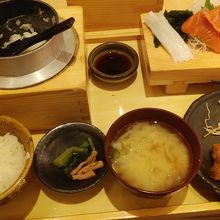 お刺身とチキン南蛮定食です