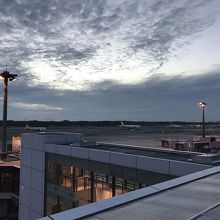 飛行機が離陸に向けて何機も整列