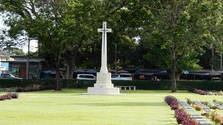 公園のような広い墓地で欧米人が多かった