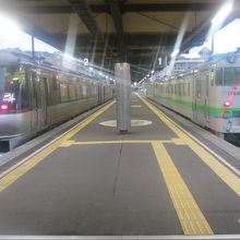 室蘭～東室蘭間は、勿論通常の普通列車車両でも運行中。