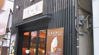 黒い格子壁です