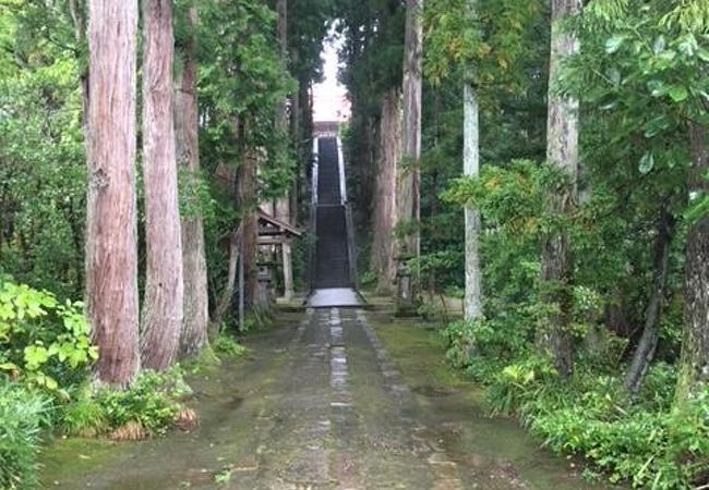 石段が長いですが